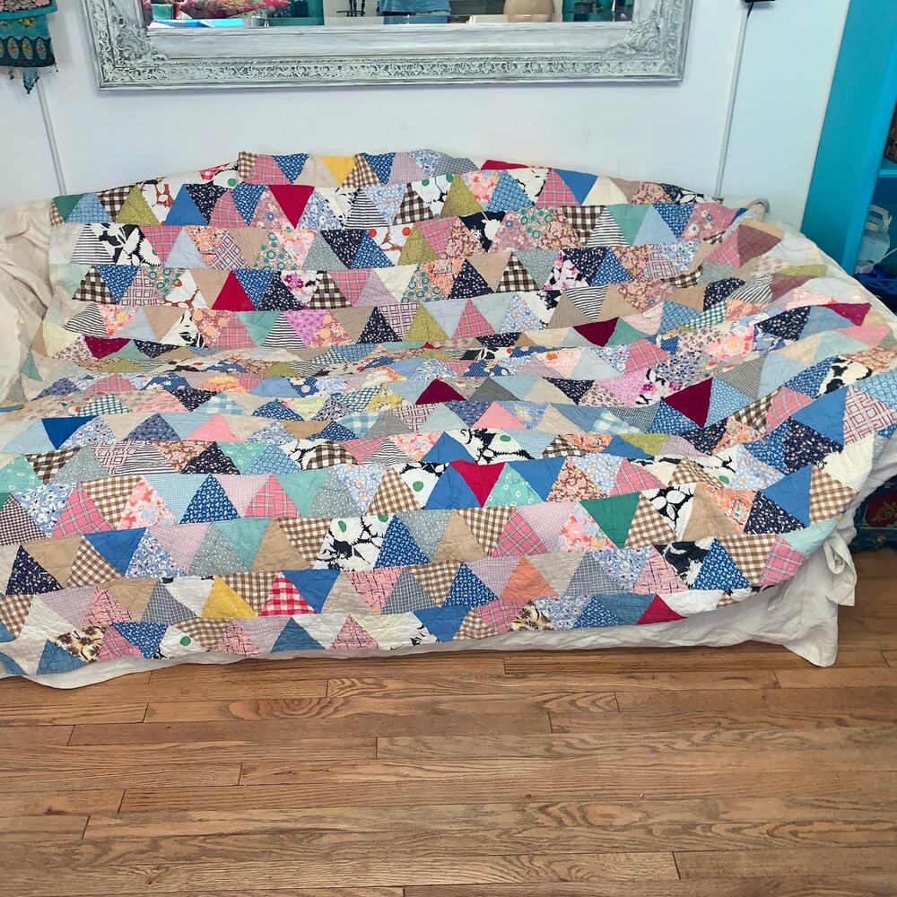 30s/40s LARGE ANTIQUE TRIANGLE PATTERN HANDMADE QUILT